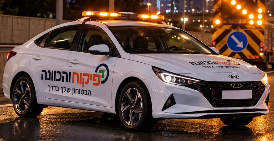 ניידת פיקוח מסומנת עם גשר תאורה